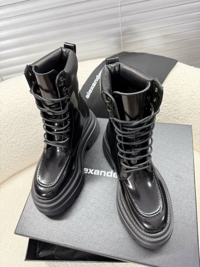 Alexander Wang 厚底鞋，乐福鞋，马丁靴，短靴~~ 大王这双厚底乐福鞋绝对是腿精必备神器 显高显瘦，黑色经典百搭王~~ 高光皮面搭配激光Logo，绑