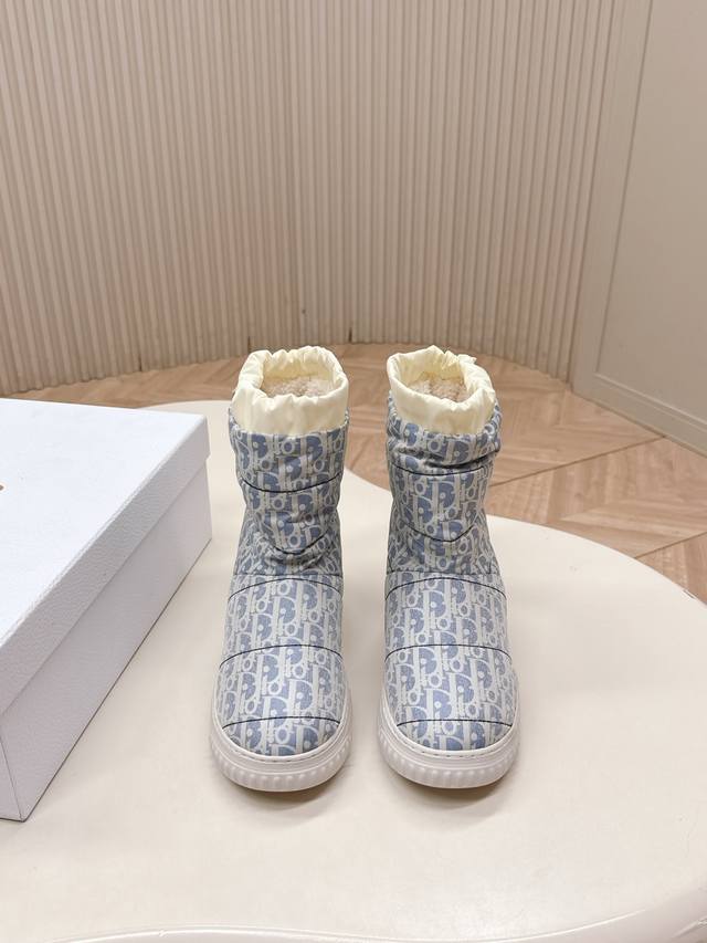 Dior 迪奥 阿尔卑斯系列 秋冬 新款防水羊毛雪地靴 靴面经典老花设计 秋冬怎么搭配都好看，完全没有笨重感；温暖舒适的靴筒，兼具了时尚与舒适贴合感，为萧瑟寒冬