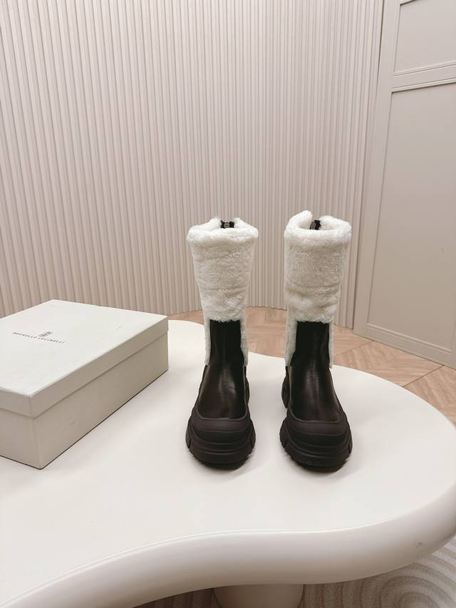 Brunello Cucinelli新款Bc秋冬靴子系列 Bc是意大利知名品牌，极简主义风格，优雅复古又高级！简约又大气，属于非常耐看的款式！高级百搭之王，脚感