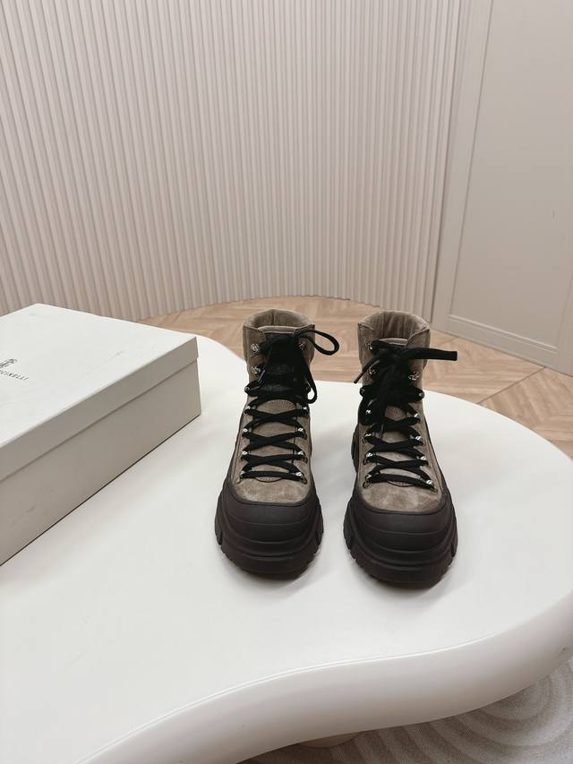 Brunello Cucinelli新款Bc秋冬靴子系列 Bc是意大利知名品牌，极简主义风格，优雅复古又高级！简约又大气，属于非常耐看的款式超级耐看！鞋面麂皮，