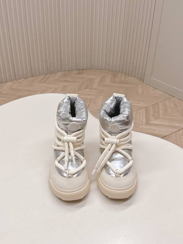 Moncler2025新款雪地靴 奢华与功能的完美融合 行走的羽绒服:防水尼龙+加绒内里，-10℃也能暴走雪地 工业风美学:粗绳鞋带+撞色，机能感拉满 低调奢华