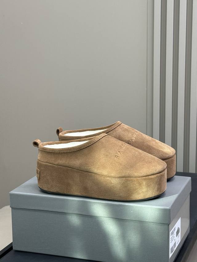 顶级品质 Balenciaga Fw25 New Arrival～ 超厚实云朵感内里保暖又柔软，皮毛一体材质 秋冬直接光脚穿都Ok，日常搭配完全不突兀 简直是今