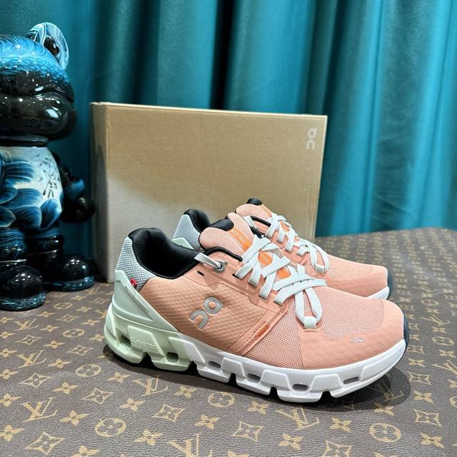 On 昂跑 Cloudflyer 4 轻量透气 防滑耐磨 舒适百搭 减震防滑 男女休闲运动跑鞋 尺码：36 37 38 39 40 41 42 43 44 45