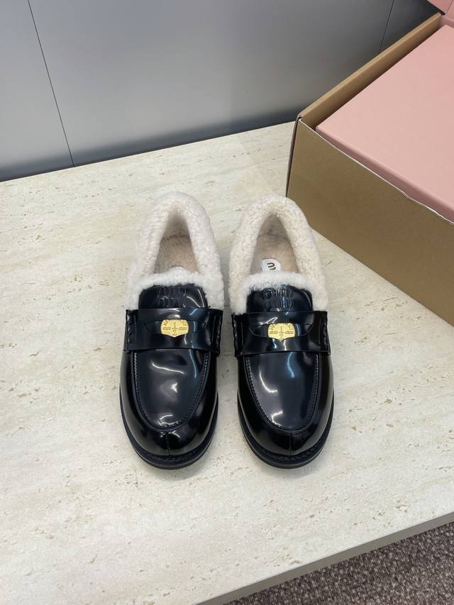 工厂p价p 配全套飞机盒 Miumiu 2025秋冬新款时尚羊羔毛女单鞋 缪缪字母Logo五金扣低跟圆头拼色乐福鞋 材质:鞋面进口牛猄皮 进口油蜡小牛皮 进口开