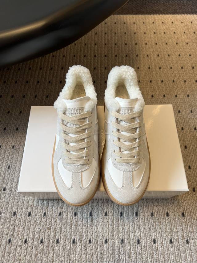 Maison Margiel* 25Aw 秋冬新款经典厚底复古德训鞋 采用皮革与麂皮拼接设计，质感细腻且层次丰富；复古系带系统搭配做旧风格的鞋带，增添复古韵味；