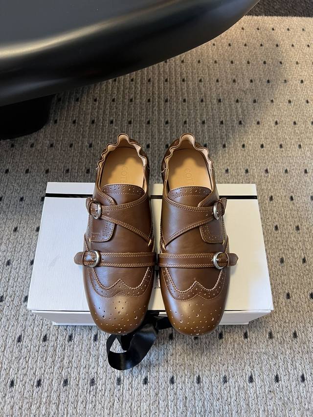 Cotem* 复古双扣雕花乐福鞋 融合复古与现代感，采用孟克鞋结构，双扣带设计经典且具辨识度；鞋头的布洛克雕花元素增添复古精致感，鞋口的波浪形边缘则注入柔美元素