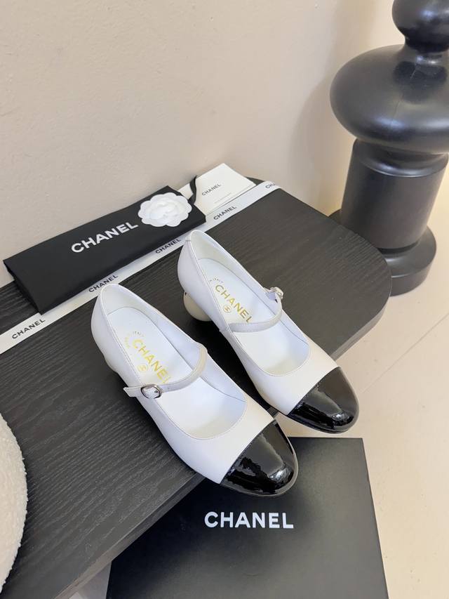Chane* 小香创意珍珠跟玛丽珍单鞋 鞋跟采用标志性的双C Logo球形设计，极具辨识度，打破了传统鞋跟的形态，充满艺术感与品牌特色。 鞋面为黑色皮革，质感细