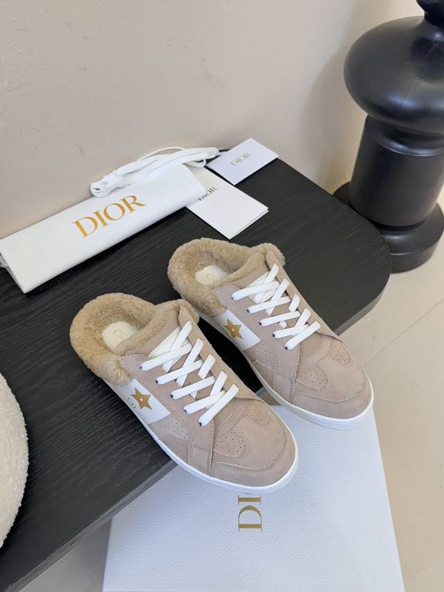 Dior 迪奥 25全新休闲运动鞋‘以牛皮革和网眼织物制作，轻盈透气。侧边的Cd字母非常有Dior辩识度，运动风设计融合流苏细节也增添了一丝优雅气质 鞋面：原版