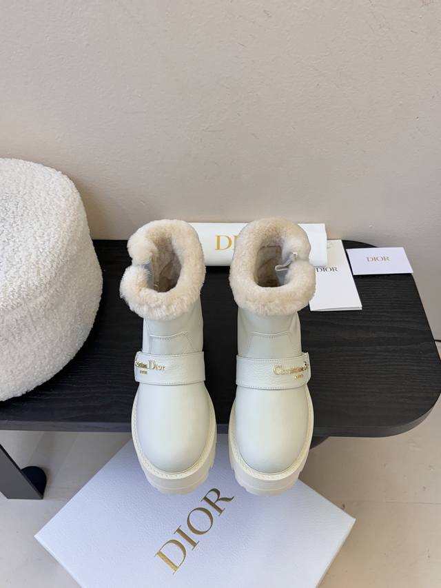Dior 迪奥棉鞋雪地靴25全新休闲运动鞋‘以牛皮革和网眼织物制作，轻盈透气。侧边的Cd字母非常有Dior辩识度，运动风设计融合流苏细节也增添了一丝优雅气质 鞋