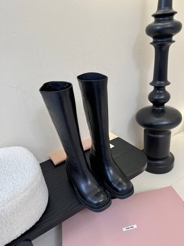 长靴 短靴600 Miumiu秋冬限量走秀款中筒靴！ 今年最值得入手的靴子 没有之一！Miumiu今年秋冬确实很精彩啊 酷炫狂炸 一看就是很有钱的样子 秋冬限定