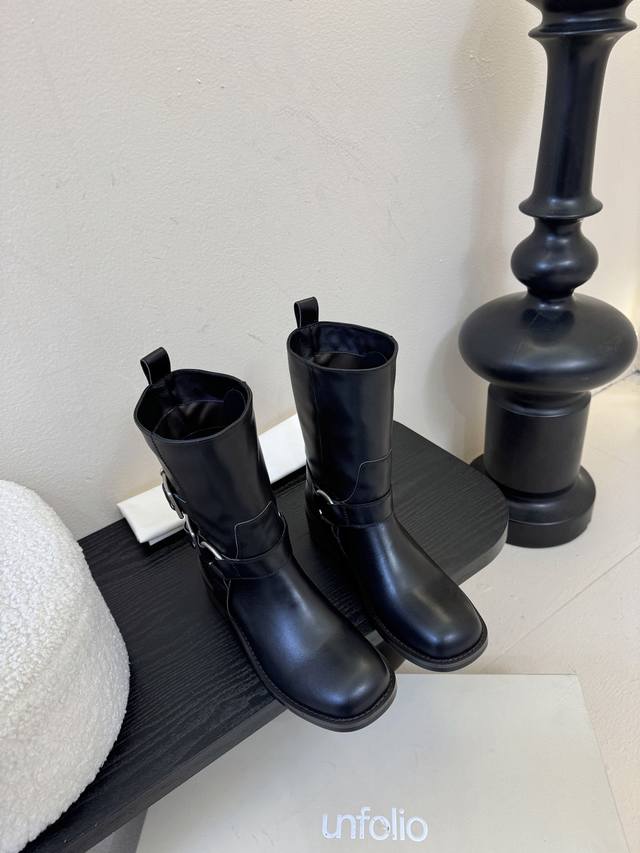 Unfoli* 25Ss 秋冬新款金属搭扣西部牛仔靴 有光泽感的皮革材质和做旧质感的绒面材质，不同材质呈现出不同的风格质感，皮革款显得硬朗挺括，绒面款则多了几分