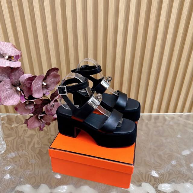 HermèS 爱马仕经典防水台坡跟厚底凉鞋 极约复古的设计 浓厚的异域风情 时髦感十足、随便上脚都很有腔调 简简单单的款式随便搭配一下高级感就很棒 百搭的颜色流