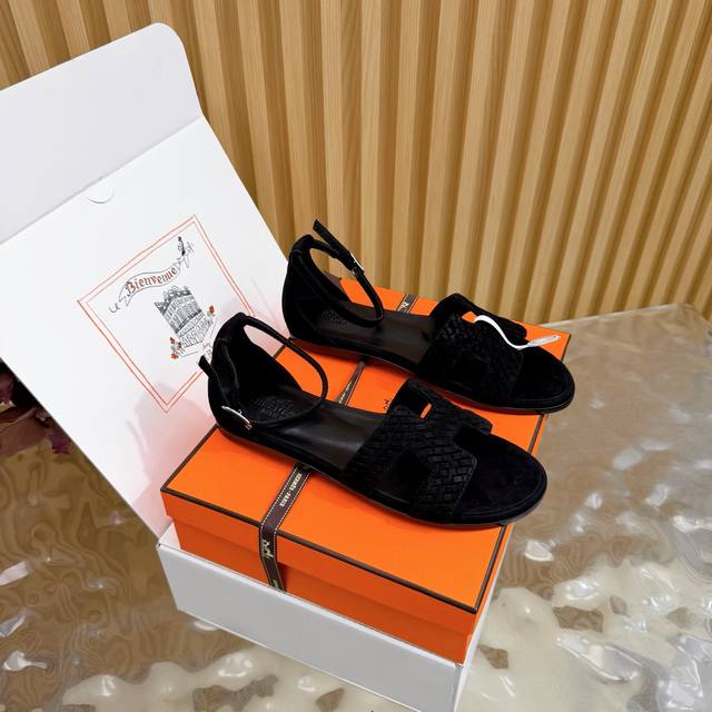 顶级品质# Hermes 爱马仕 Oran凉鞋编织麂皮系列 2025H家最新版面 经典H编织绒面H鞋面凉拖鞋 编织麂皮山羊皮凉鞋，经典“H”型鞋面 打造时尚造型