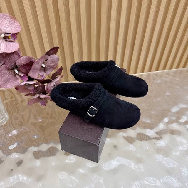 配皮带盒子70 25Fw秋冬新款 Alaia阿莱亚 羊羔毛法式芭蕾舞鞋羊毛面玛丽珍平底单鞋老钱风 原本更具有柔美浪漫气息的芭蕾平底鞋采用麂皮绒鞋面，传统的芭蕾风