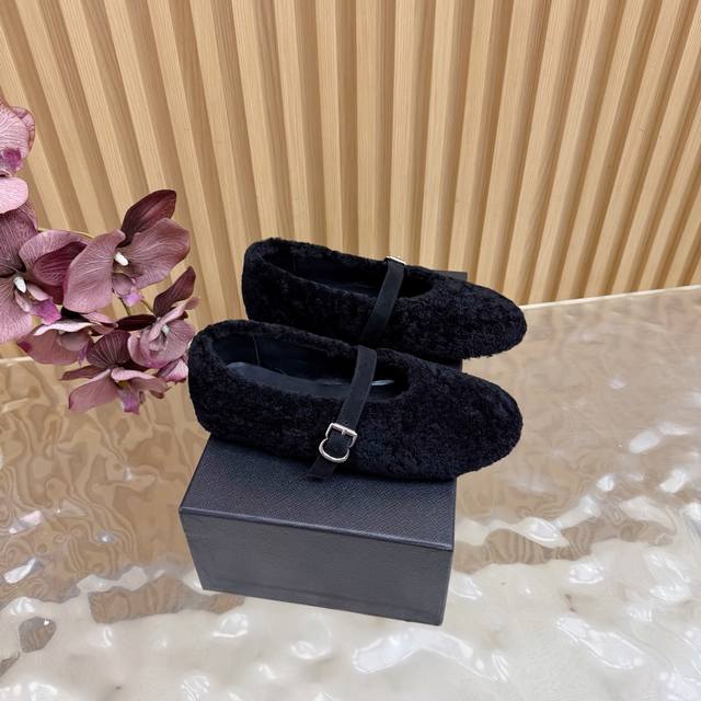 25Fw秋冬新款 Alaia阿莱亚 羊羔毛法式芭蕾舞鞋羊毛面玛丽珍平底单鞋老钱风 原本更具有柔美浪漫气息的芭蕾平底鞋采用麂皮绒鞋面，传统的芭蕾风格具有了更多施展