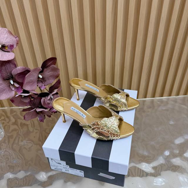 Aquazzura大菠萝亮片装饰激光高跟鞋 2025春夏最新款蝴蝶装饰粗跟凉鞋 上脚超级有气质 既简洁又时髦 太闪太美啦 美出出新高度！ 交叉设计，时尚感满满