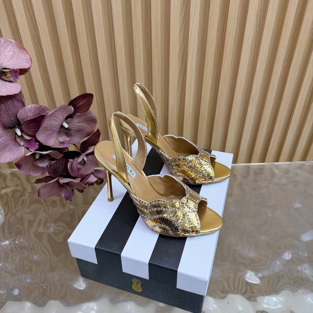 Aquazzura大菠萝亮片装饰激光高跟鞋 2025春夏最新款蝴蝶装饰粗跟凉鞋 上脚超级有气质 既简洁又时髦 太闪太美啦 美出出新高度！ 交叉设计，时尚感满满