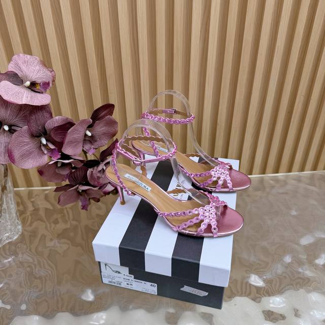 Aquazzura 2025 新款顶级版本 菠萝女士烫钻 高跟凉鞋原版1比1开模鞋跟！施华洛世奇水钻，闪耀光芒 进口羊皮搭配原版开模鞋跟，简单大方 .使鞋子更有
