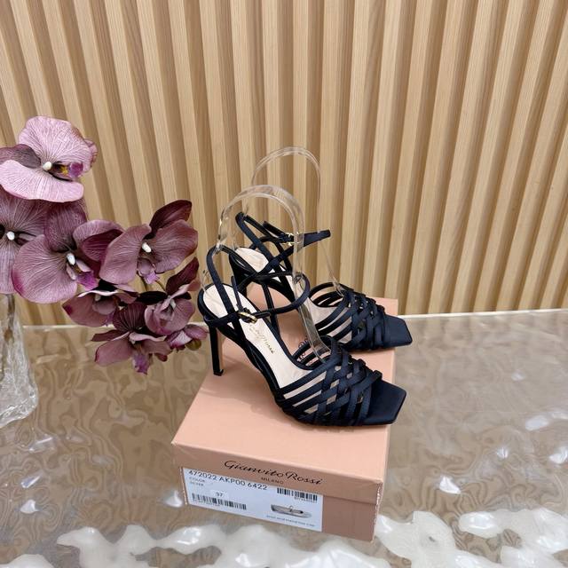 Gianvito Rossi 2025经典款方头真丝高跟凉鞋 它的出现就像夜空中最璀璨的星辰 经典的款式，永恒的魅力，电绣的图案更是为其增添了梦幻的色彩 每一步