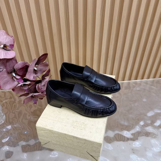 高品质小众潮牌The Row25春夏法式复古简易风 乐福鞋 单鞋 复古气质女王 整个鞋型简约大气，很干净利落又好搭配！日常穿搭、约会聚会等也能轻松驾驭！ 穿上很