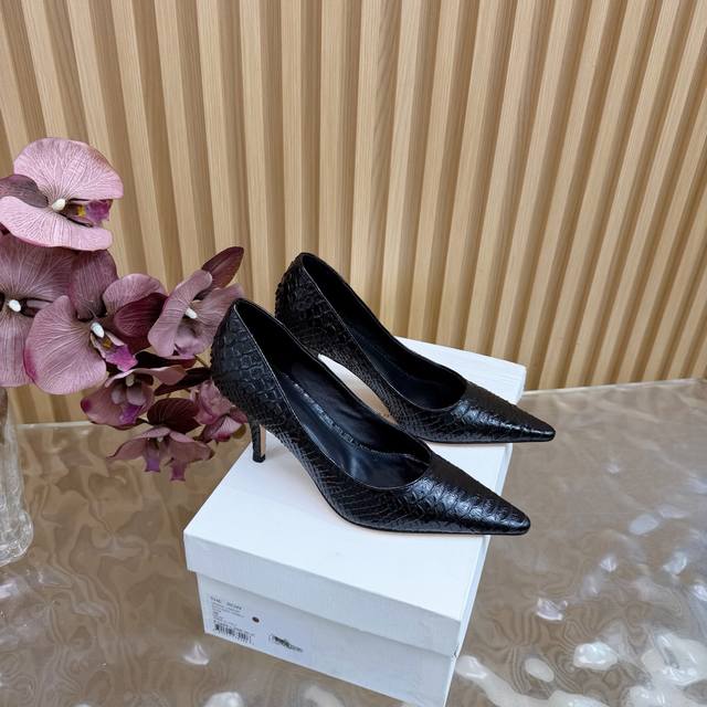 高品质小众潮牌The Row25春夏法式复古简易风 中空高跟单鞋 复古气质女王 整个鞋型简约大气，很干净利落又好搭配！日常穿搭、约会聚会等也能轻松驾驭！ 穿上很