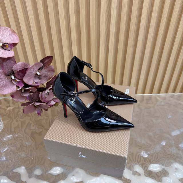 顶级版Christian Louboutin 2025S原版Cl全新秀款高跟鞋～ 时装走秀红底凉鞋 新款红底金属跟火红玫瑰高跟鞋 没什么好说的就是一整个美疯#致