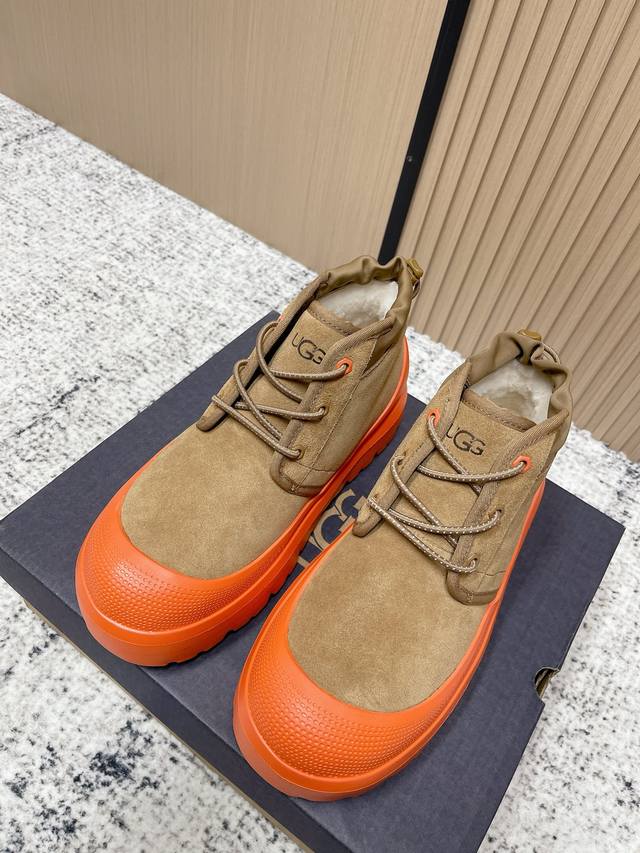 顶级品质： Ugg秋冬新款包头拖鞋棉鞋厚底休闲鞋 作为的领军品牌，这双新款同样延续了其一贯的舒适理念，穿在脚上轻盈自在，仿佛踩在了云朵上一般。而且，它的鞋底采用