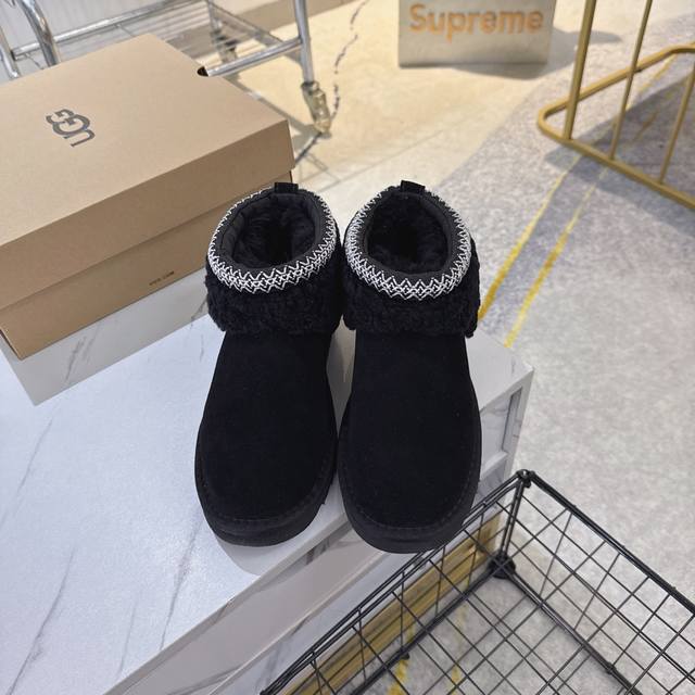 出厂 民族风图腾雪地靴 羊卷毛领口+民族风提花织带 把温暖和异域风情都穿在脚上 厚底+圆润鞋型，像踩在棉花上走路，显高还显瘦！ 低饱和色系高级到骨子里，搭什么都