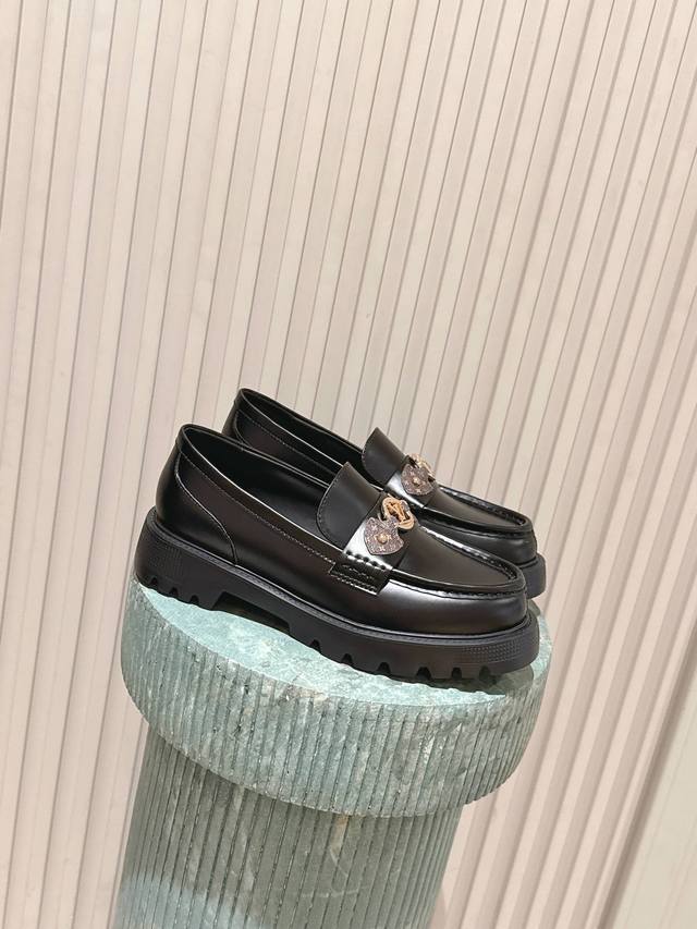 顶级品质: :Lv路易威登 走秀款 厚底 此次系列包括从简约风格的运动鞋到引人注目的跑鞋。Lv以其标志性的厚底和现代美学脱颖而出，而其他款式则采用了奢华的麂皮、