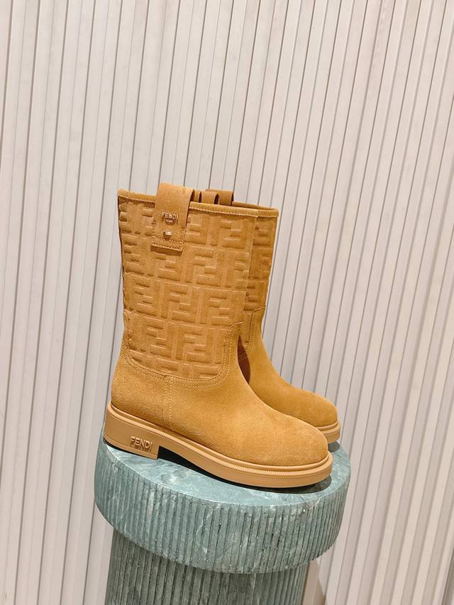 顶级版本：短靴 :高靴. :Fend* 经典老花中筒靴 同样采用品牌标志性的Ff老花压纹，麂皮材质质感高级；靴型为中筒设计，比长筒靴更具休闲感，低跟设计保障了穿