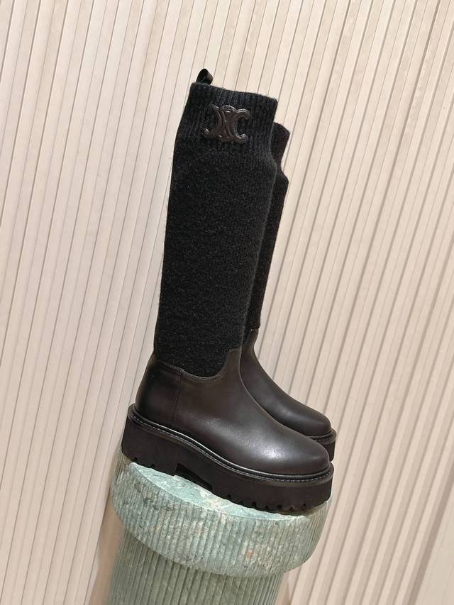 顶级版本： :Celine赛琳 25 秋冬 Unlverslte 16寸 马丁 骑士 长靴 这个高度的靴子非常时髦的，非常好穿显腿长！ 鞋底厚度够，增高效果不错