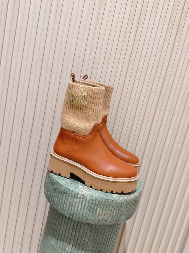 顶级版本： :Celine赛琳 25 秋冬 这个高度的靴子非常时髦的，非常好穿显腿长！ 鞋底厚度够，增高效果不错哦！ 甄选进口小牛皮材质 ，凯旋门Logo压印点