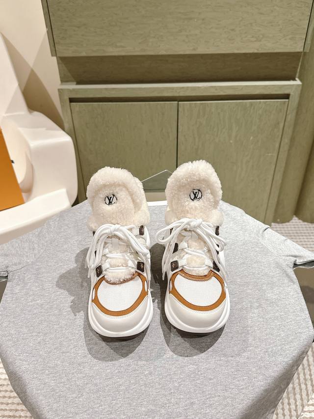 Lv 拱桥运动鞋～专柜同步羊毛里保暖神器鞋面：原版一致牛皮，羊毛内里！耐穿耐磨 大底：原版开模Tpu，减震耐磨，回弹力超好，上脚巨显瘦。轻盈舒适！增高6.5Cm