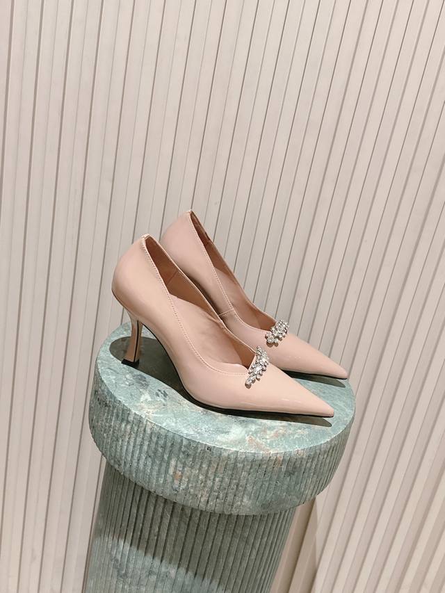 顶级版本：390 Jimmy Choo 25Ss 秋季新品 尖头 镶钻饰条 Belinda pum 高跟鞋 Jc吉米周这款Belinda pum 系列高跟鞋，以