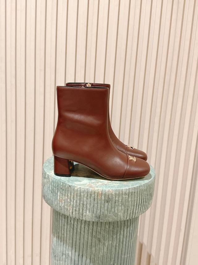 代购级 : Louis Vuitton路易威登 网红，大明星走秀新款 系带短靴 休闲百搭时尚潮流款，上脚舒适 搭配路易威登标识点缀亮点大气显气质 面料：进口小牛