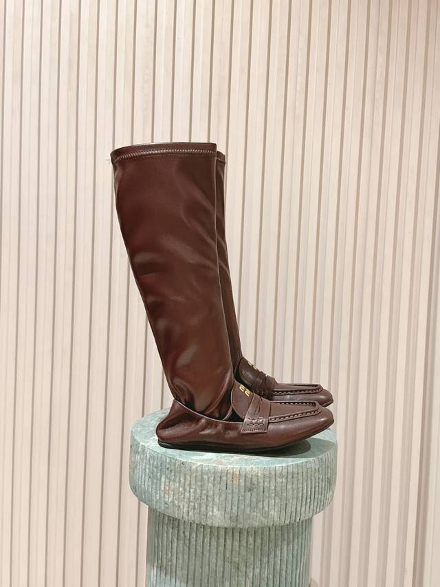 顶级版本： Miumiu谬谬25S新款高筒乐福拼接弹力靴皮靴 巨显瘦 大胆的拼接款式设计，未来感与经典碰撞 重构随性华美 充满活力、艺术、新鲜感风格随性的华美，