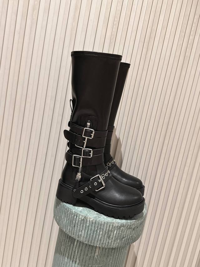 代购级 Dior 迪奥 25新款 中靴 高筒靴 布洛克长靴 25早春成衣系列新品，彰显高订魅力。黑色橡胶效果牛皮革筒形设计，侧面饰以银色拉链饰面提升格调。搭配厚