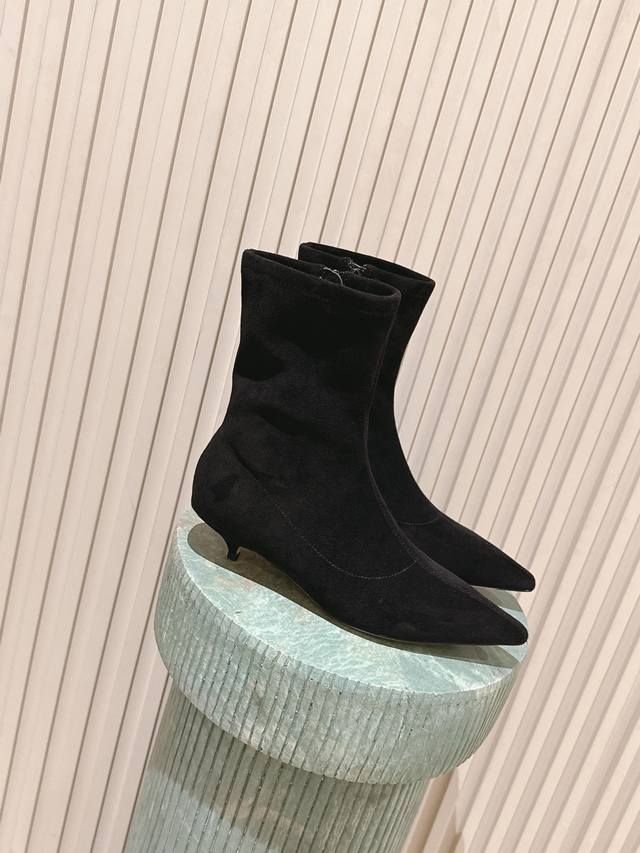 顶级版本: :The Ro* 真皮矮筒弹力骑士靴 采用上等真皮材质，质感柔软坚韧，触感佳且耐久性出色；高筒设计搭配弹力面料，能完美贴合腿部线条，同时给予小腿舒适