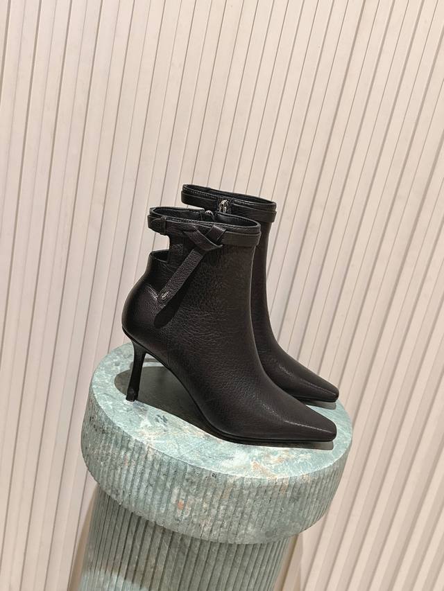 顶级版本： Jimmy Choo 吉米周 是一个非常全面之尊贵时尚生活品牌， 香港,美国等大时尚博主及明星的同款表带女士高跟，中跟，平跟后空凉鞋单鞋靴子系列。