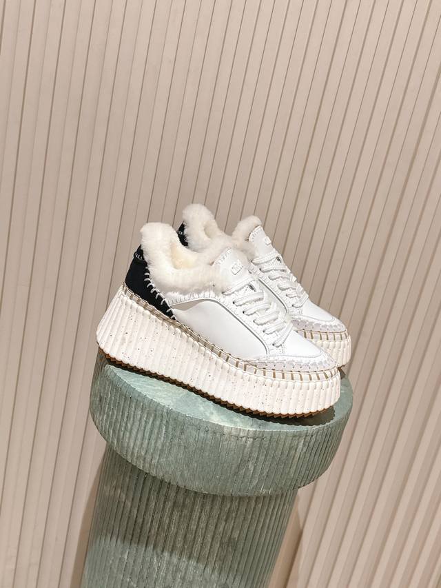 顶级版本：新播色 : 克洛伊新款厚底羊毛一体单鞋！最新配色入手一款本季颜值爆表的酷潮靴，购入！全网独家开模定制，历经1个月调整还原正品级，专柜验货级别 鞋面原版