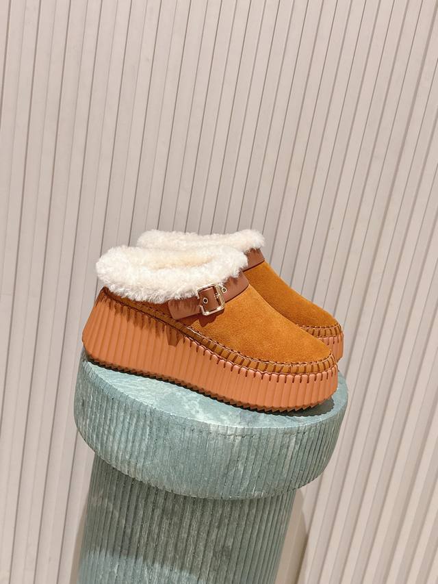 顶级版本：新播色 : 克洛伊新款厚底羊毛一体半拖！最新配色入手一款本季颜值爆表的酷潮靴，购入！全网独家开模定制，历经1个月调整还原正品级，专柜验货级别 鞋面原版