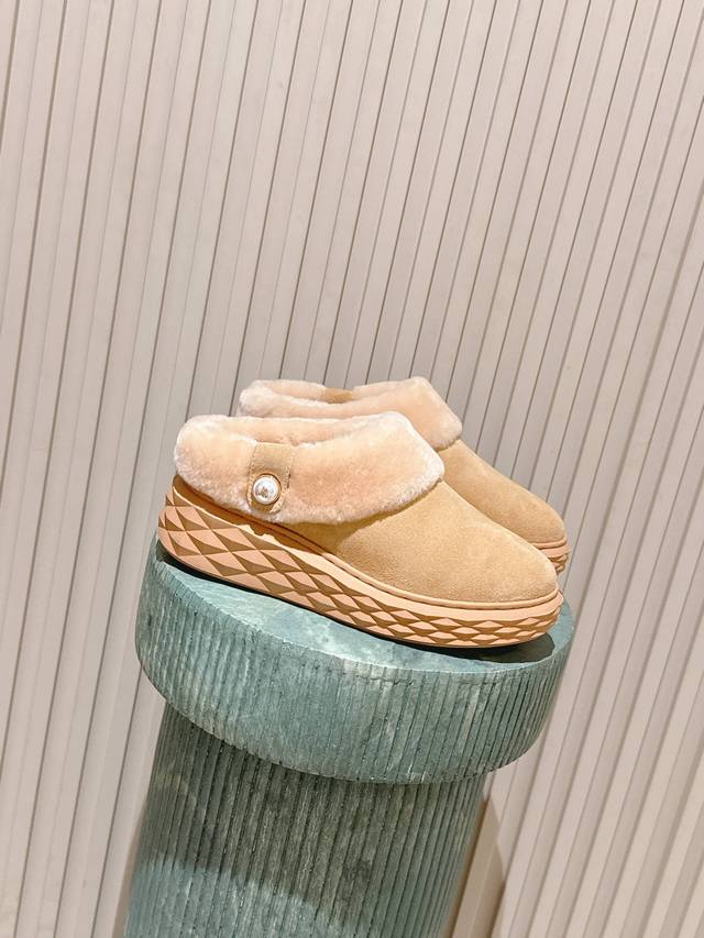 顶级版本： :Jimmy Choo*最新休闲羊毛运动鞋，专柜主打系列！代购级别！面料选用原版一致牛皮烫钻柳丁工艺，搭配Jc元素的珍珠刺绣襄钻工艺，绝绝子的系列组