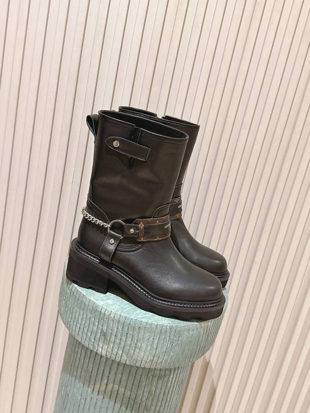 顶级版本： :高版本Louis Vuitton 25Ss Lv驴牌秋冬新款高跟短靴 楦型百搭瘦脚Yyds.造型立体饱满，气质满满 上脚舒适 非常复古风、气场十足