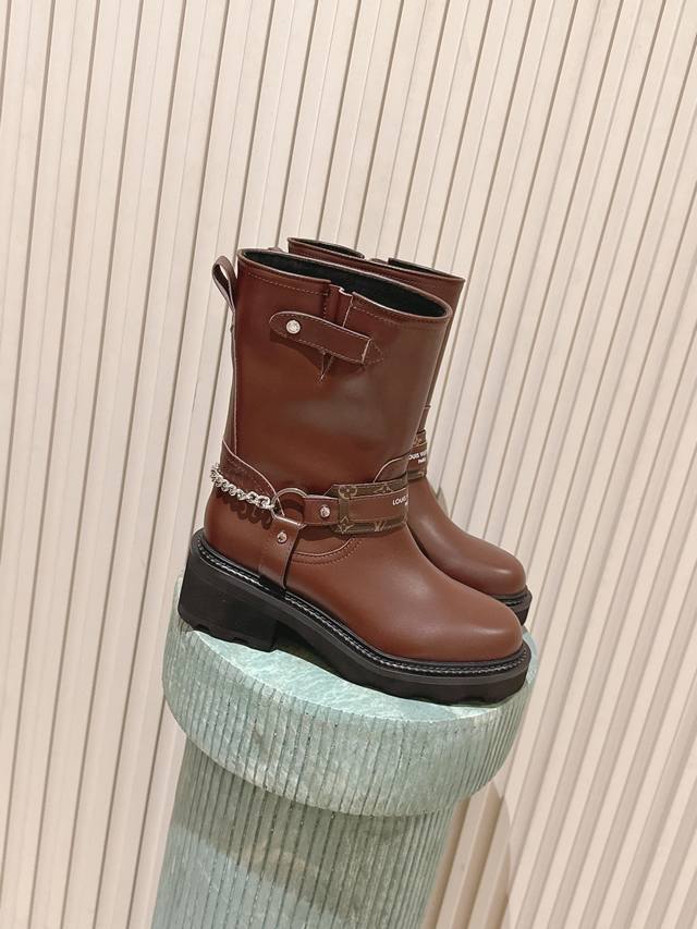顶级版本: : 高版本Louis Vuitton 25Ss Lv驴牌秋冬新款高跟短靴 楦型百搭瘦脚Yyds.造型立体饱满，气质满满 上脚舒适 非常复古风、气场十
