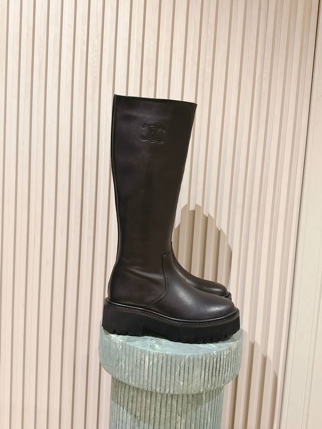 顶级版本：普通 :顶级 Celine赛琳 25 秋冬 Unlverslte 16寸 马丁 骑士 长靴 这个高度的靴子非常时髦的，非常好穿显腿长！ 鞋底厚度够，增