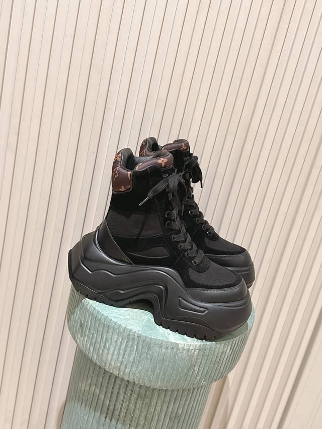 顶级版本: : 路易威登 Lv 专柜同步系列新款老爹靴 :厚底2.0 冬短靴潮气逼人 尽显青春活力，日常穿搭超级抢眼，经典的拱形设计，一向被称之为美腿神器！绝对