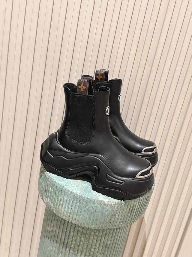 顶级版本： :路易威登 Lv 专柜同步系列新款老爹靴 :厚底2.0 冬短靴潮气逼人 尽显青春活力，日常穿搭超级抢眼，经典的拱形设计，一向被称之为美腿神器！绝对的