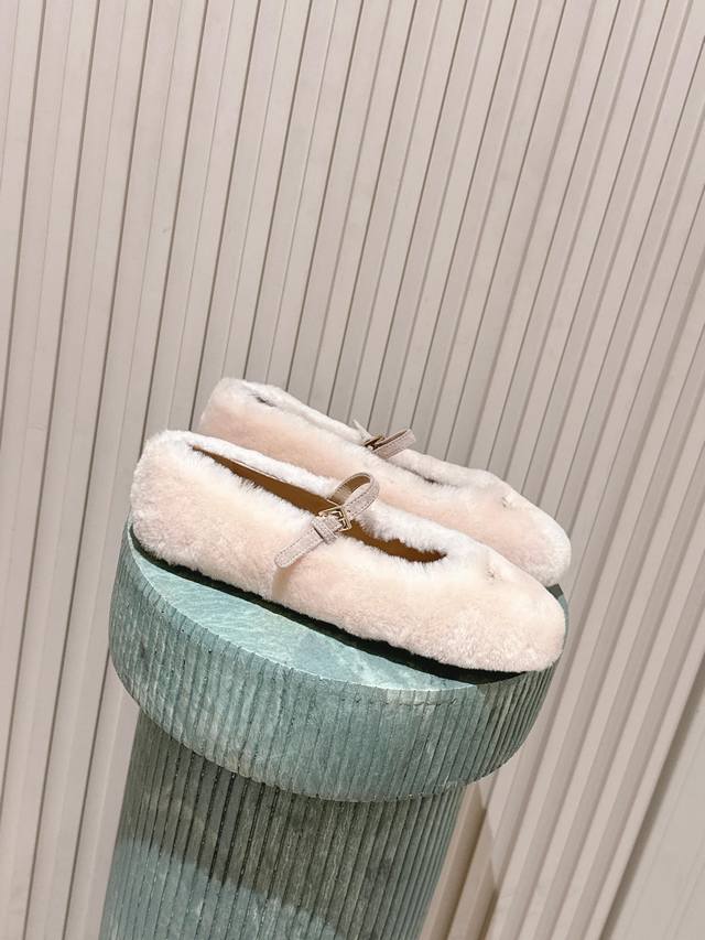 顶级版本： :prad A普拉达 毛茸茸系列 太可爱啦，卷卷羊毛萌萌哒又保暖 造型穿搭也很抢眼的；喜欢 专柜一致的编织羊毛，质地均匀细腻 鞋底为开模胶底，有一定