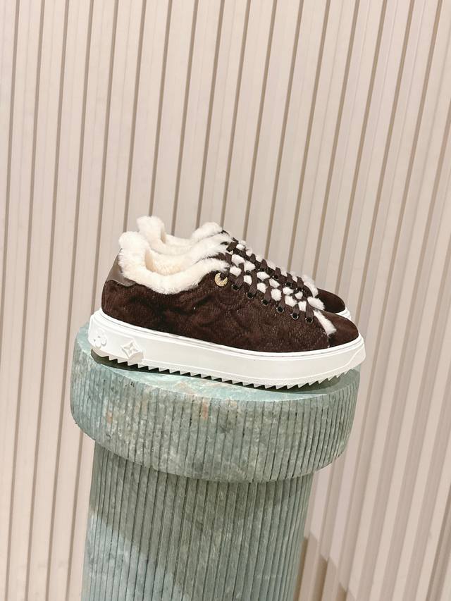 顶级版本： :Lv Fw 25 New Arrival～ Lv 25秋冬Time Out运动鞋新品 鞋面融入刺绣工艺，内里皮毛一体材质 精致好看，增高 保暖；太