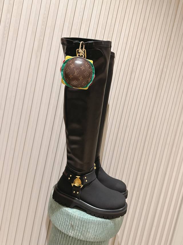 顶级版本：女款 包包220 Louis Vuiteeon 路易威登系带 最新款路易威登联名新款马丁靴 这款松糕厚底系列今年非常爆，穿上**效果，和时尚的引领绝对